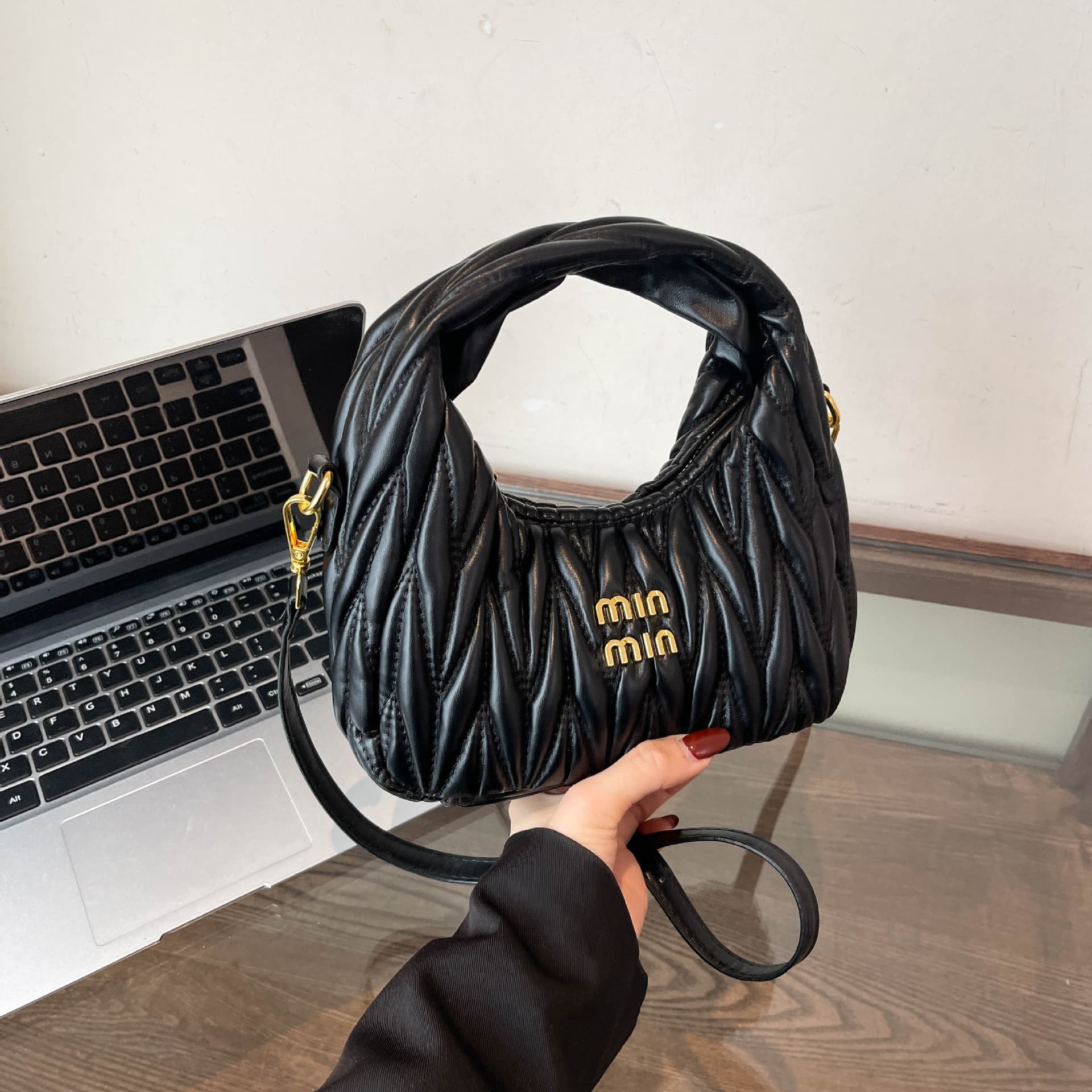 Cross-border miu pleated handbags, foreign trade light luxury bags, rhombus embroidery thread, European and American fashion commuting shoulder cross-body bags