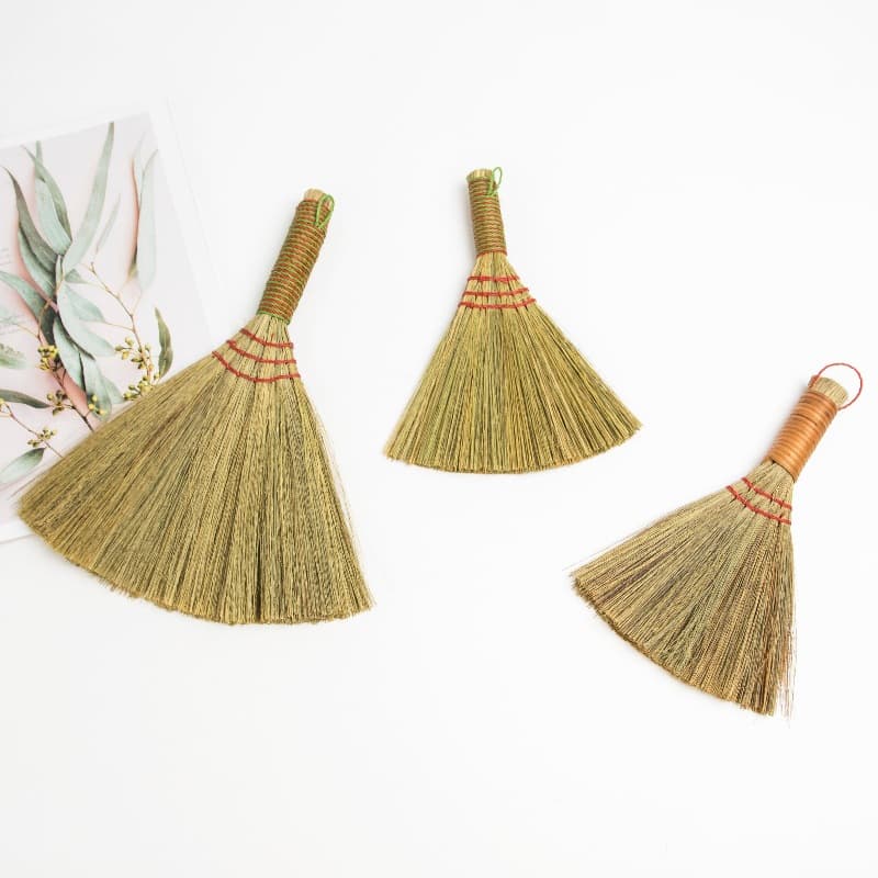 In-stock Miscanthus Small Broom Desktop Dusting Duster Household Cleaning Straw Brush Hotel Multi-purpose Miscanthus Brush Wholesale