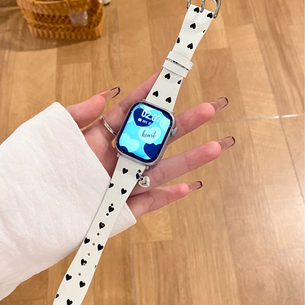 Patent leather love pendant suitable for Apple iwatchS11 watch S10 generation Applewatch9876SE strap