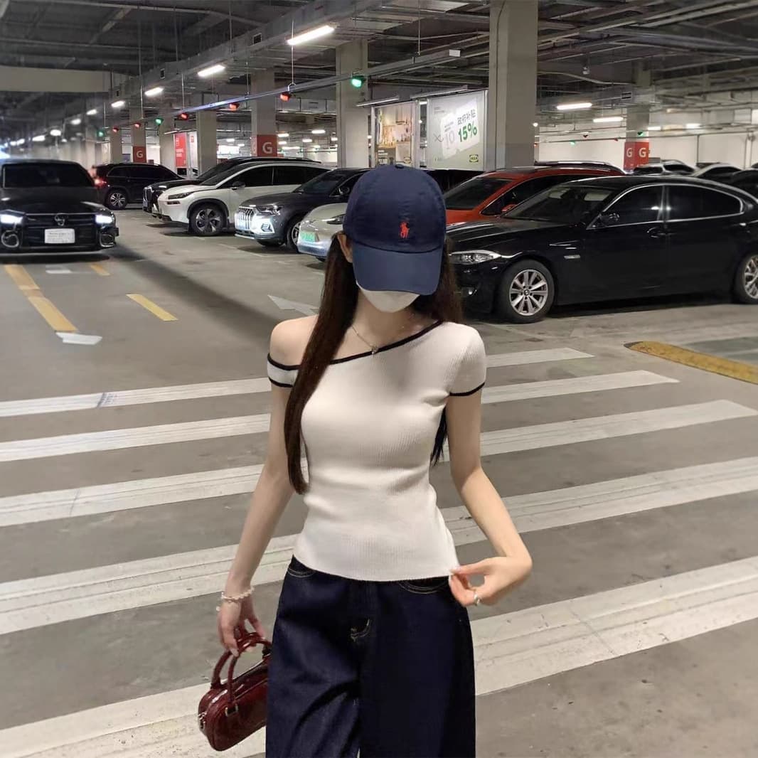 Angled shoulder contrast color short-sleeved slim off-shoulder T-shirt for women 2025 new summer design slim short hot girl top