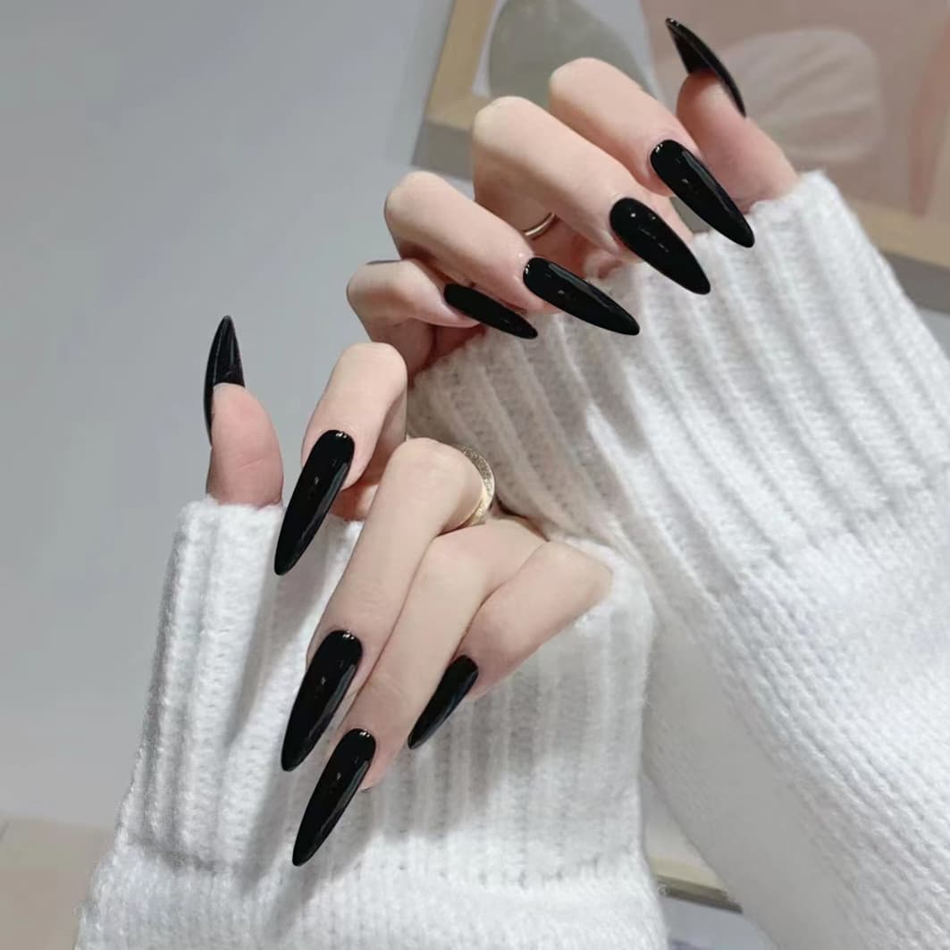 Pointed black fake nails show whiteness, fashionable temperament, wearable nail stickers, finished nail stickers, hot girl Halloween manicure