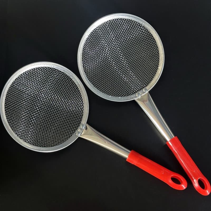 Large mesh handle, large oil mesh leakage, deep-frying colander, noodle kitchen dollar store fence, stainless steel anti-oil splash long handle