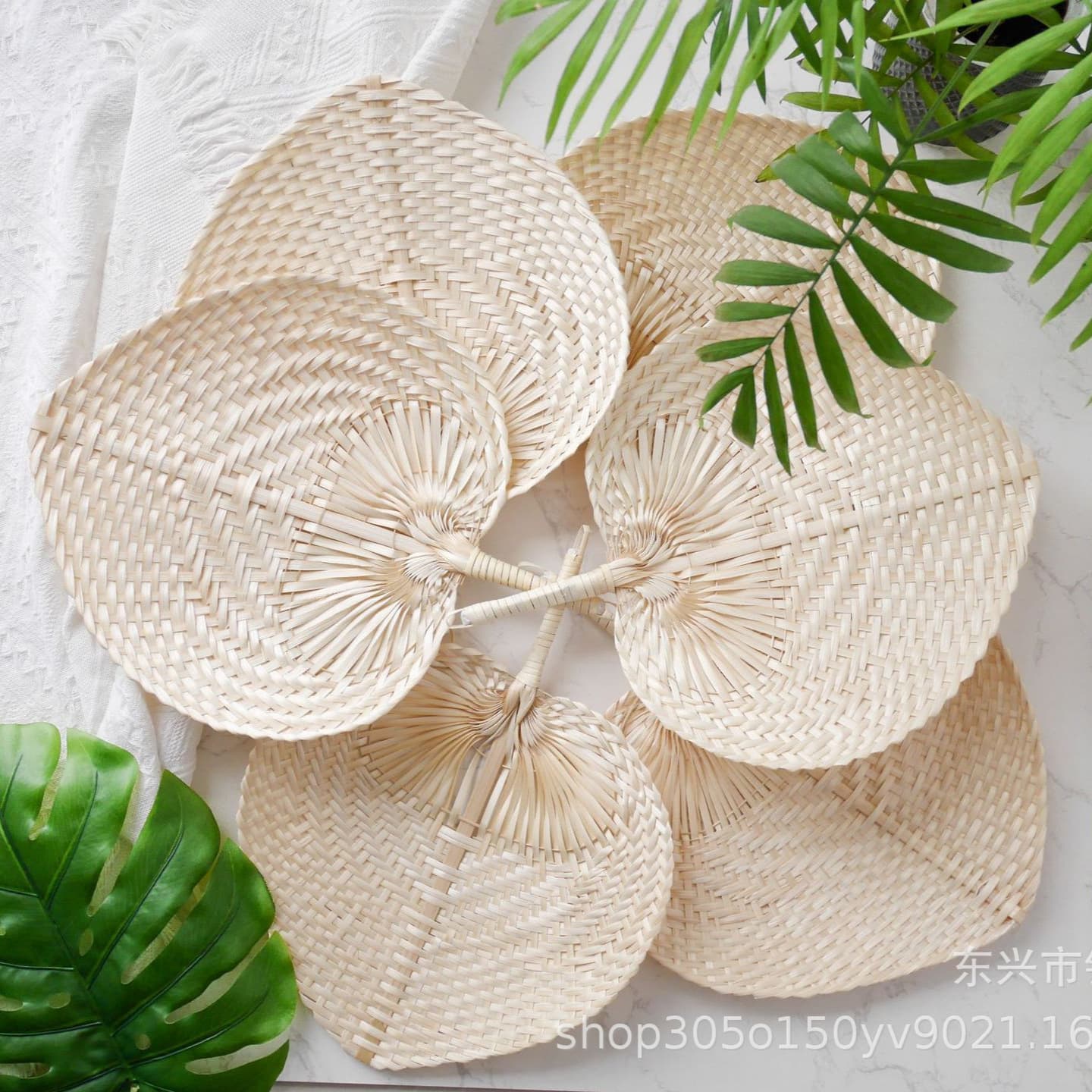 Vietnamese Handmade Peach-Shaped Fan with Colorful Printing, Retro-Style Bamboo Fan, Cattail Fan, Retro Creative Hand-Cranked Rattan Fan
