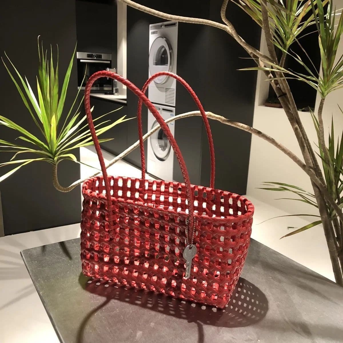 Spot hollow woven bag popular plastic woven bag shoulder handbag French woven vegetable basket holiday beach bag for women