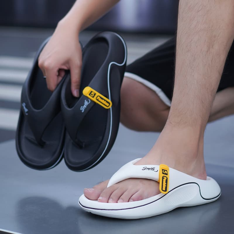 Men's Summer Outdoor Anti-slip Thick Bottom Beach Sandals Lightweight Trendy Foot-Strap Clogs Fashionable Slip-On Shoes