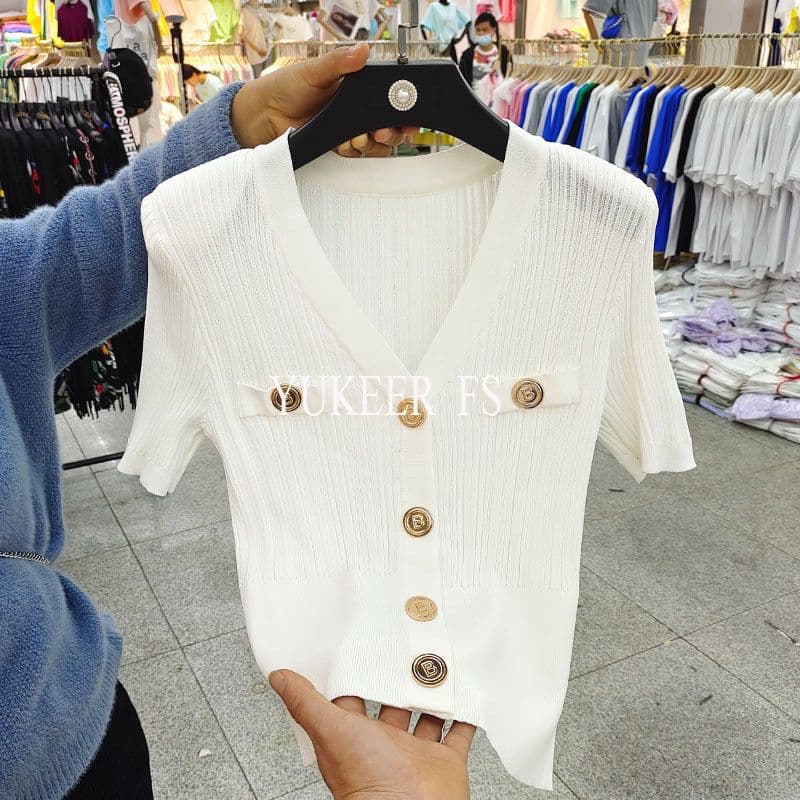 Chanel-style V-neck knit cardigan for women, fashionable metal button high-waist base top, new stylish fitted jacket