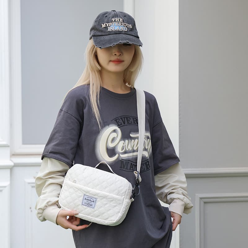 New Outdoor Quilted Travel Bag for Women, Wear-Resistant Shoulder Crossbody Bag, Simple and Versatile, Fashionable and Trendy Mini Handbag