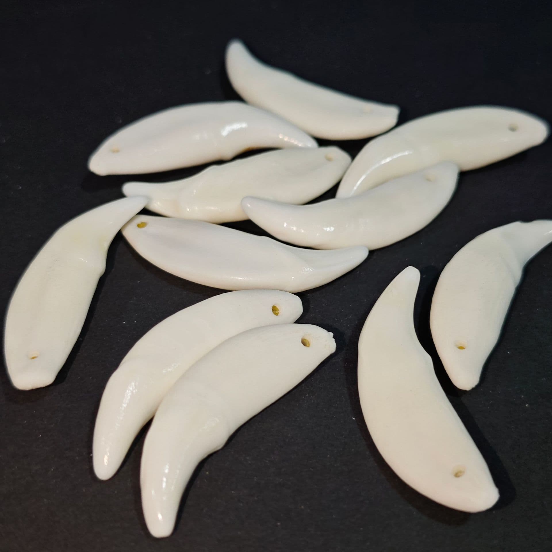 Wholesale genuine dog teeth with holes, Tibetan style necklace pendant, black dog tooth jewelry accessories, wolf tooth shaped black dog tooth