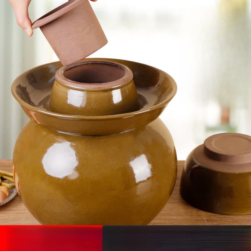 Homemade pickled vegetable jars, old-fashioned ceramic jars, earthenware jars for Sichuan pickling.