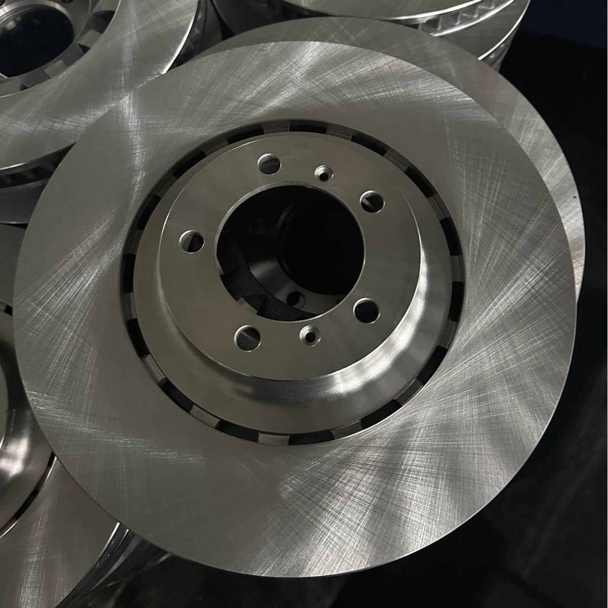 Factory wholesale for AITO M5/M8/M9 rear disc car brake disc, front disc parts modification, high-temperature resistant.