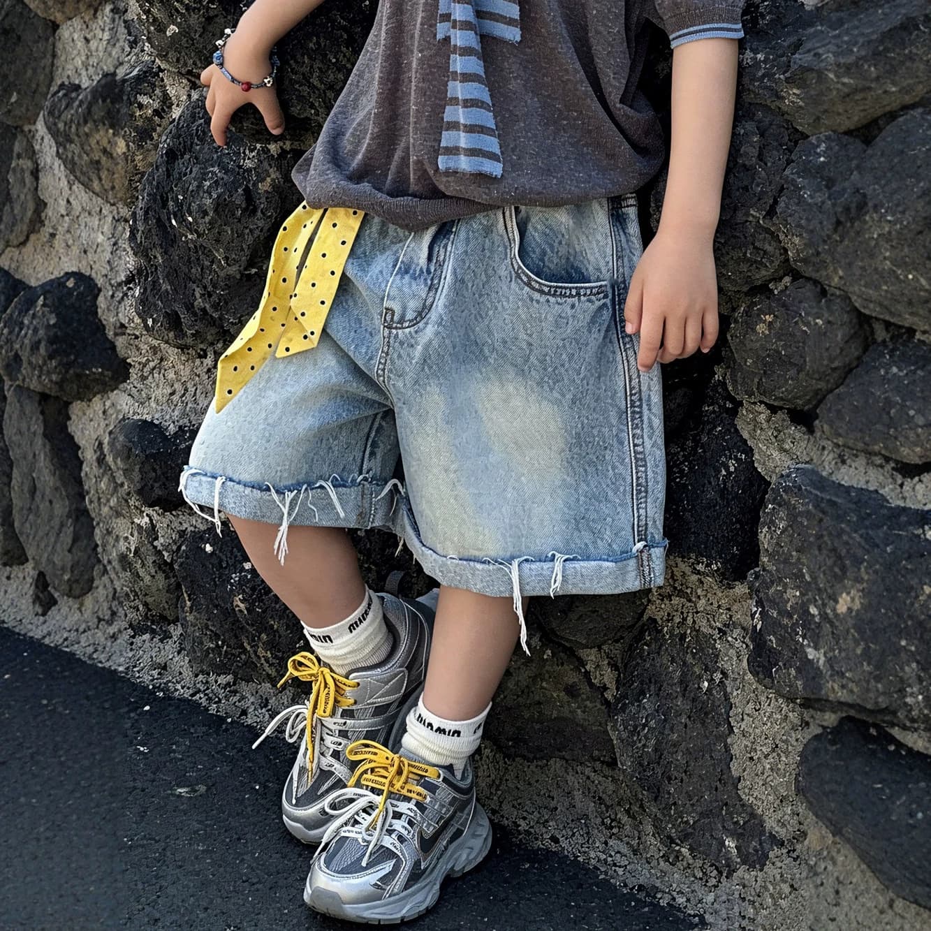 Xiner 2026 Summer New Children's Rolled Hem Loose Denim Shorts, Boy's Fashionable Frayed Edge Denim Five-Point Shorts