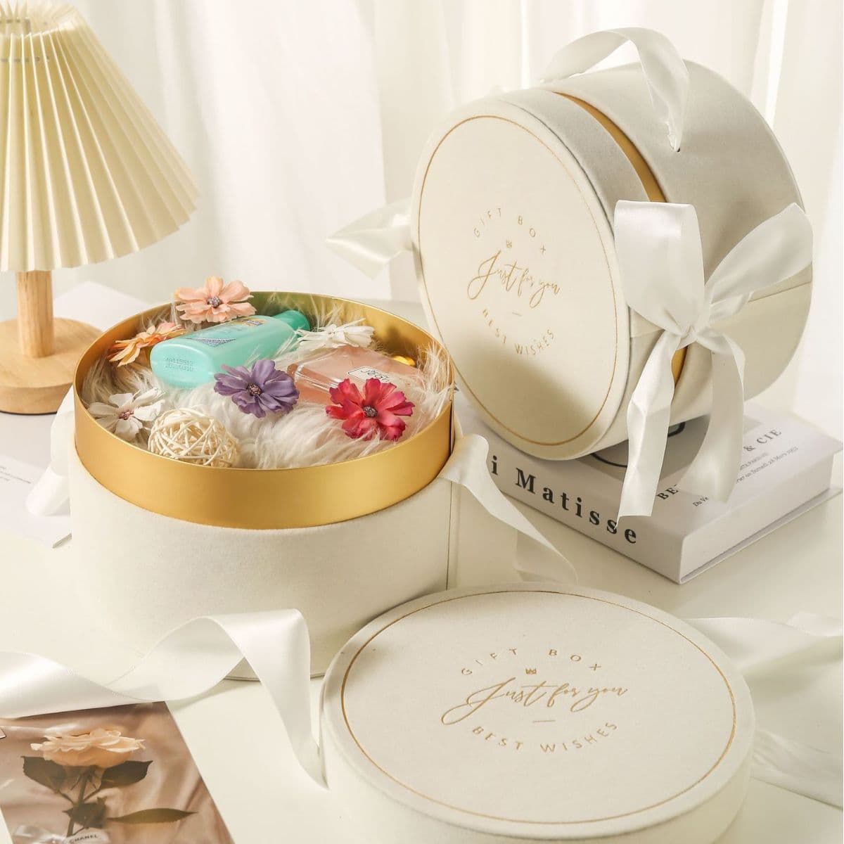 European fashion round gift box wedding white light luxury portable wedding candy box wedding bridesmaid return gift companion gift box