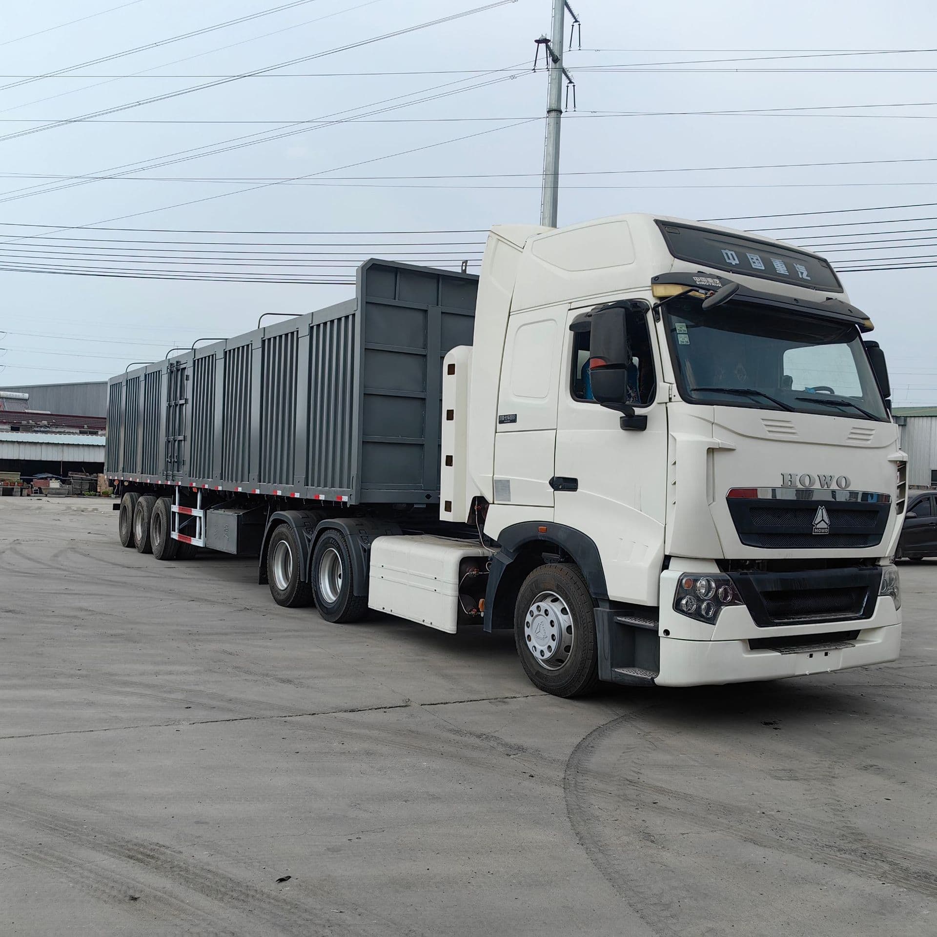 For sale: Howo T7 tractor unit, 8-wheel cargo truck, 420hp tractor truck.