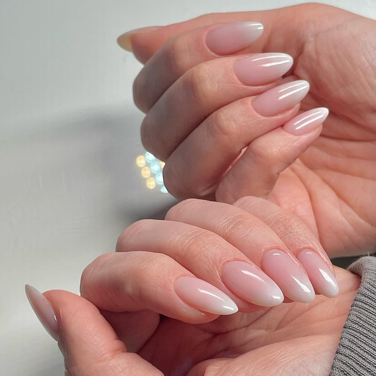 Removable Gradient Almond Nails False Nails Wearable Nail Art White Color Simple Style Peel off Nail Stickers Faux Nail Tips