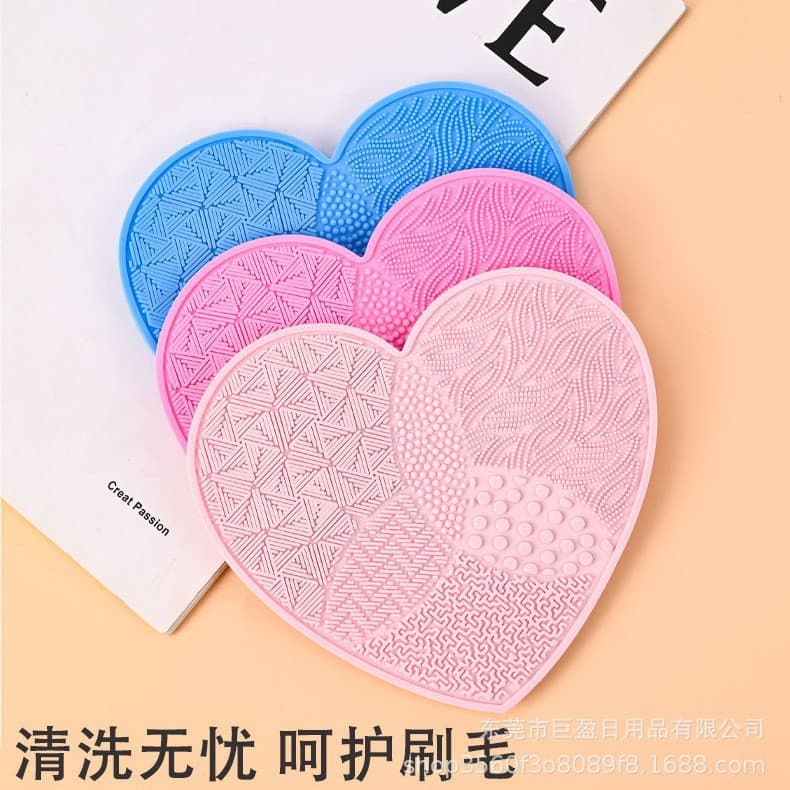 Silicone Brush Cleaning Mat Custom Makeup Tool Cleaning Tool Heart-shaped Makeup Brush Pad with Suction Cup Beauty Tool