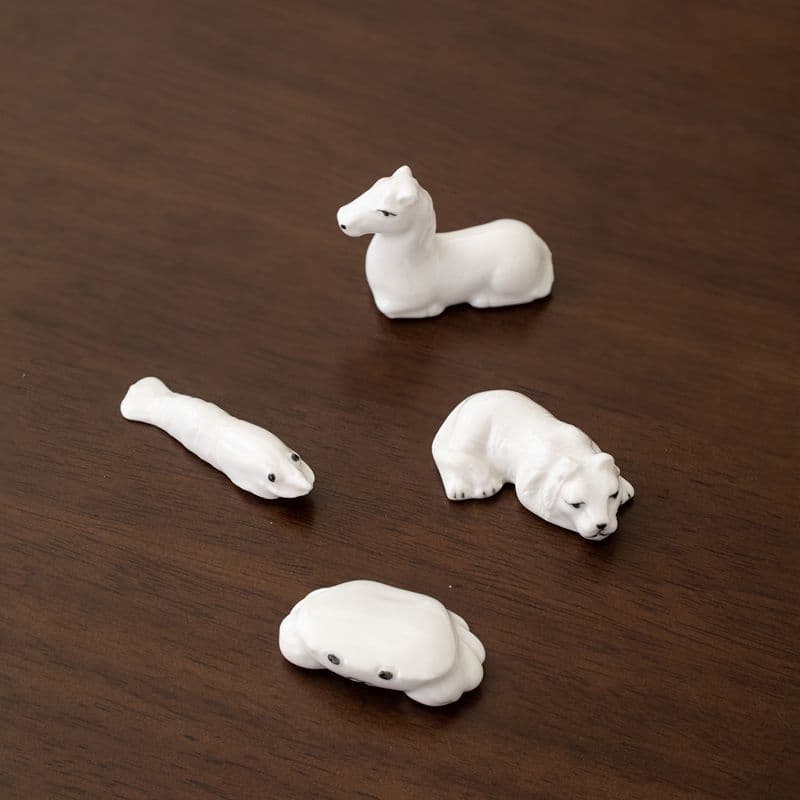 Stylish pure white ceramic chopstick rest, suitable for hotels, restaurants, and eateries; animal-shaped chopstick pillow, chopstick holder, chopstick rest.