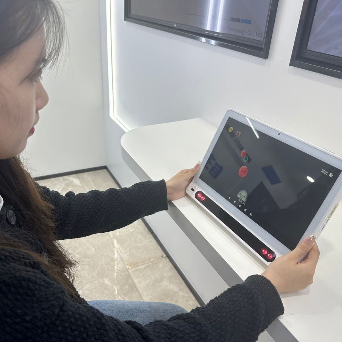 Eye tracker, gaze tracking tablet, vision screening device, domestic ophthalmic medical smart monocular eye-tracking technology