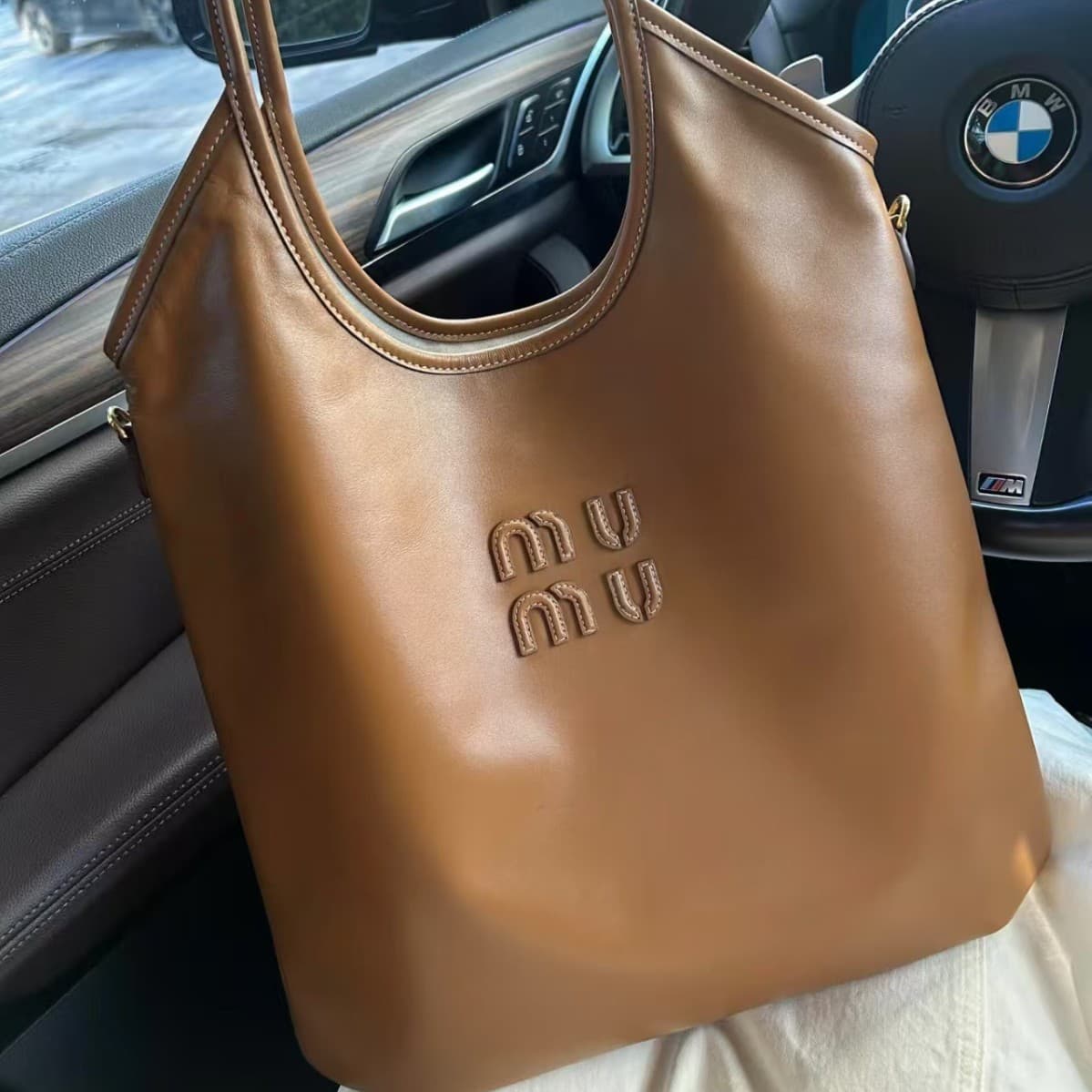 MIU LVY Tote Bag for Women, Large Capacity, Versatile Commuter Shoulder Bag, Simple and Fashionable Letter Design, Underarm Bag