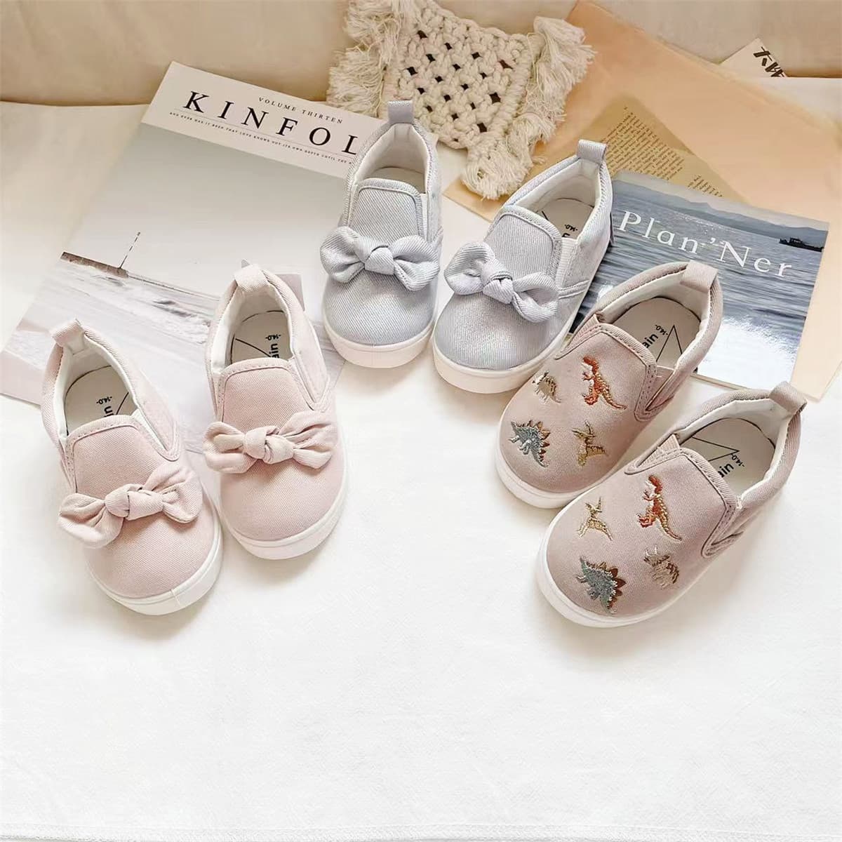 Exported Japanese style PM brand children's canvas shoes with cute bow and dinosaur embroidery, slip-on style for boys and girls.
