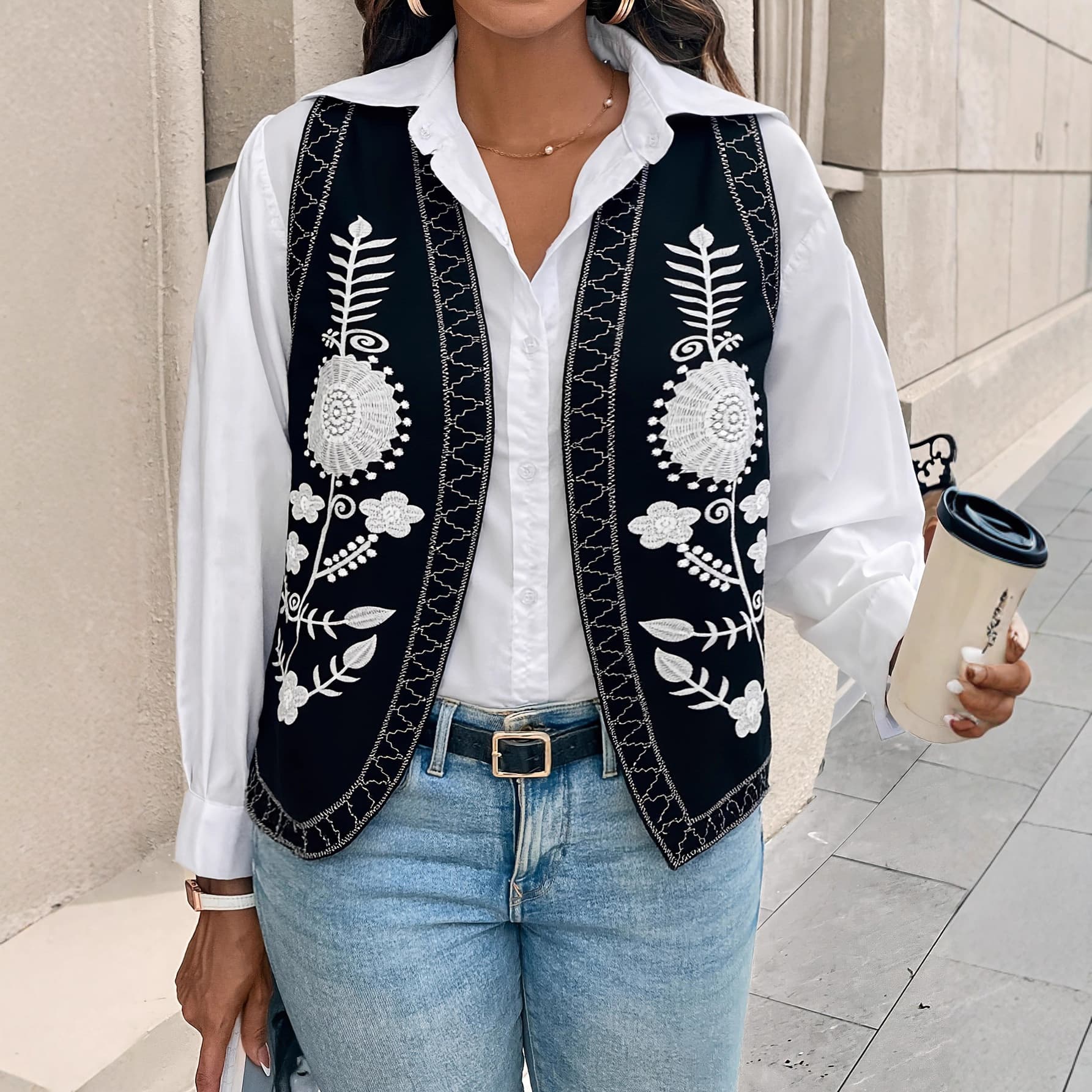 European and American Black Base with White Flower Embroidery Sleeveless Vest for Women, Summer Outerwear Ethnic Style Retro Slimming Plus Size Women's Top