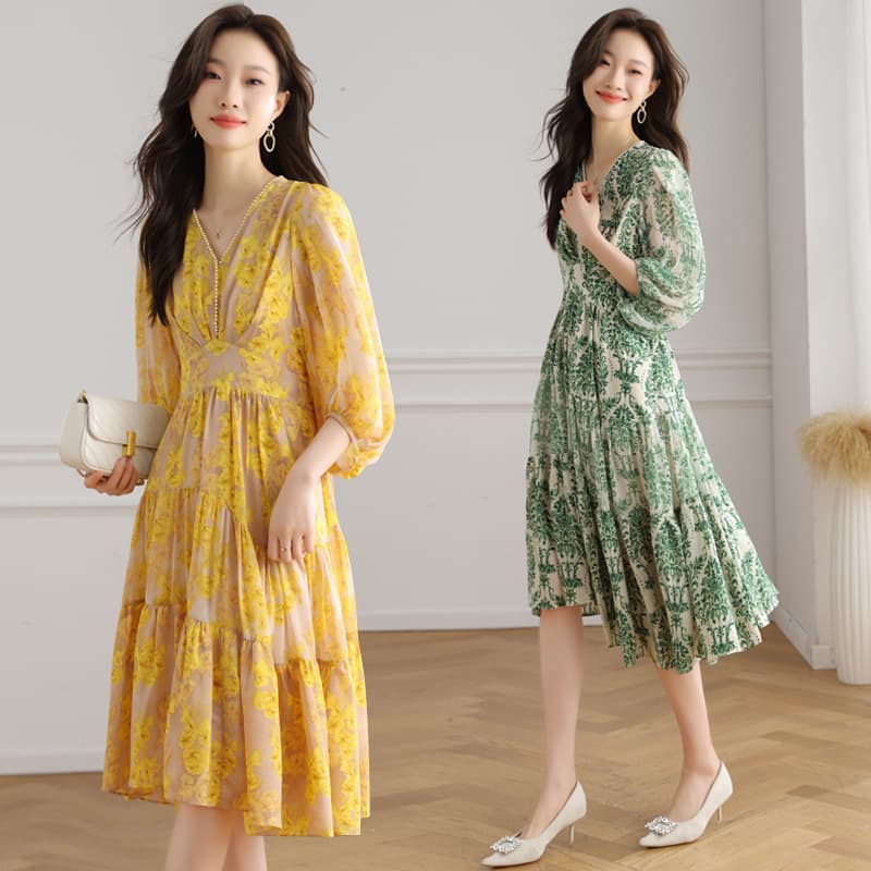 Actual shot of new summer clothes, noble and high-end women's mid-length dress, temperament, waist slimming, light luxury and western style women