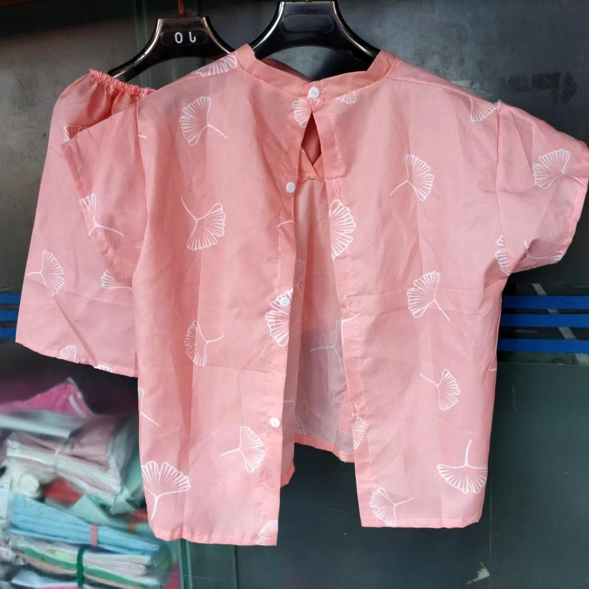 Women's back-opening therapy suit with buttons, cheap disposable high-quality sauna and steam suit for massage and changing clothes.
