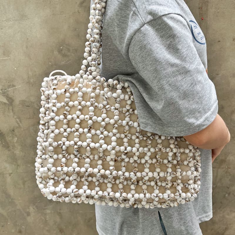 Cross-border popular handmade beaded bag for women summer new style pearl woven handbag fashionable armpit tote bag