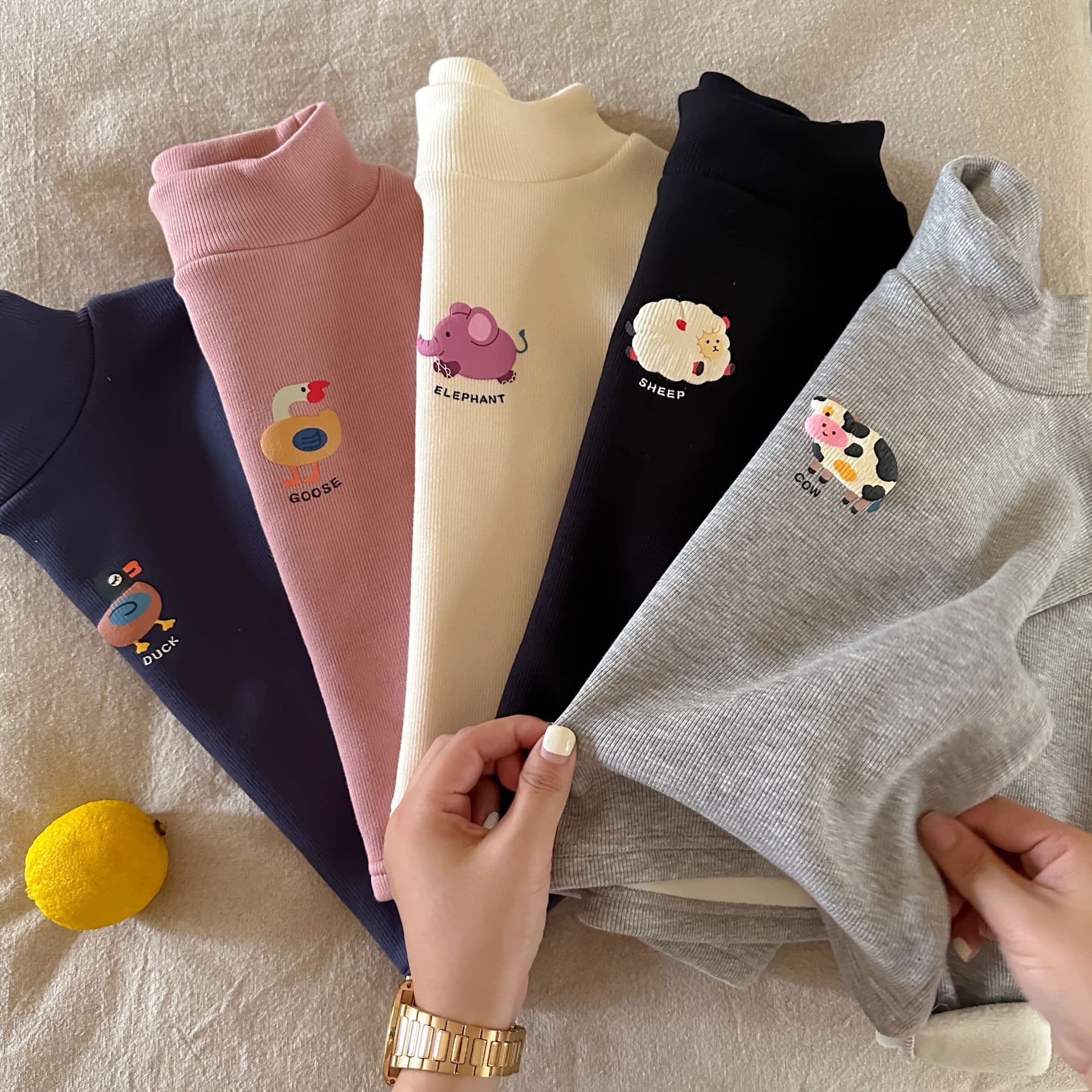 Children's fleece-lined base layer shirt, new autumn and winter style, long-sleeved T-shirt for boys and girls, cartoon bear, high collar, warm and trendy.