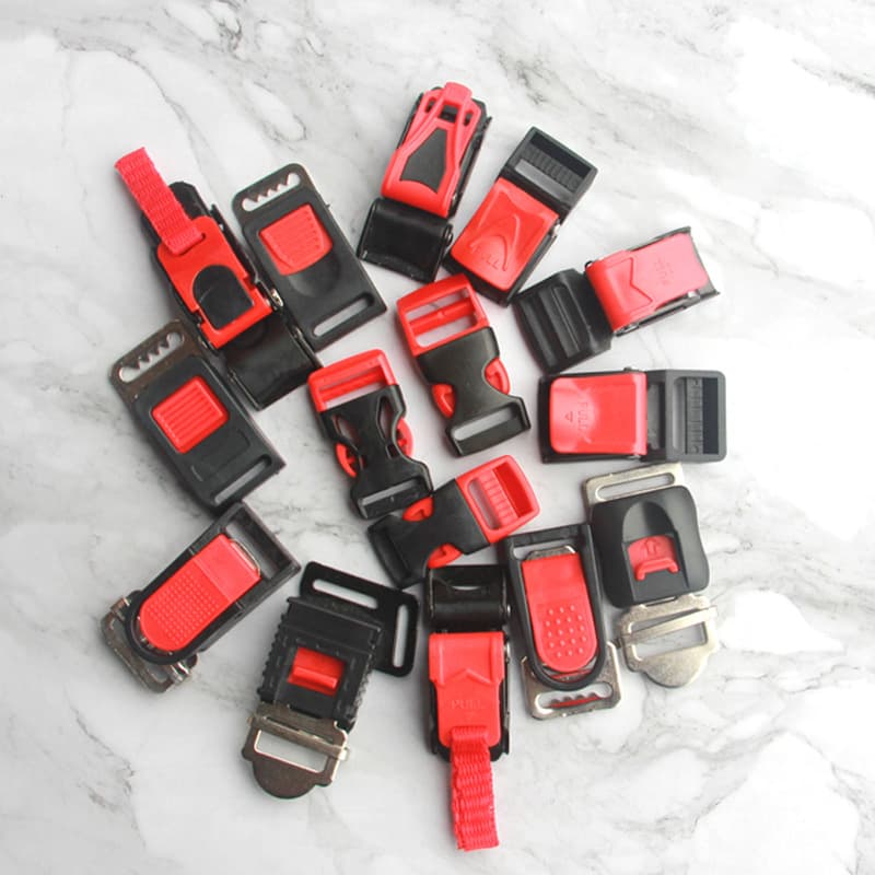 Universal accessories for electric vehicle and motorcycle helmet buckles, chin straps, buckles, plugs, clips, and safety locks.