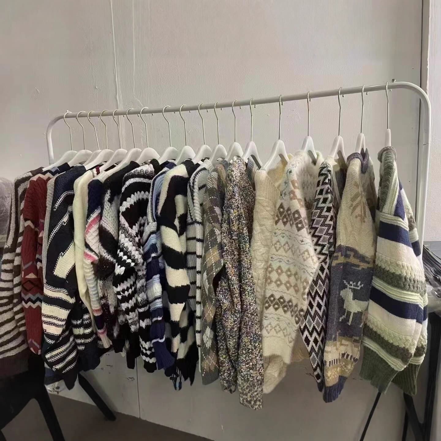 Four Seasons Green Women's Clothing Factory Winter Knitwear Export to Southeast Asia Low Price Cheap Sweater Assorted Wholesale