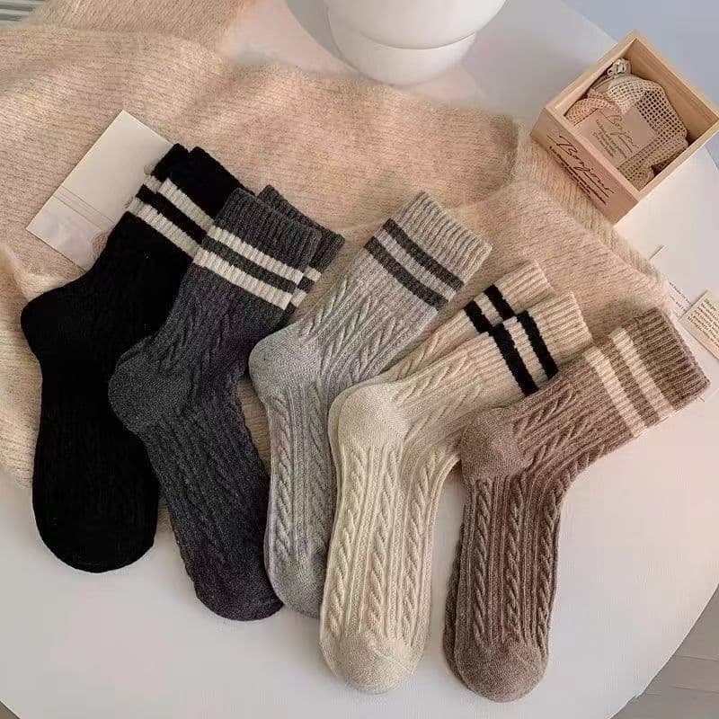 Korean style two-stripe cable knit thick women's mid-calf socks, autumn and winter warm trendy commuting style versatile socks, factory direct.