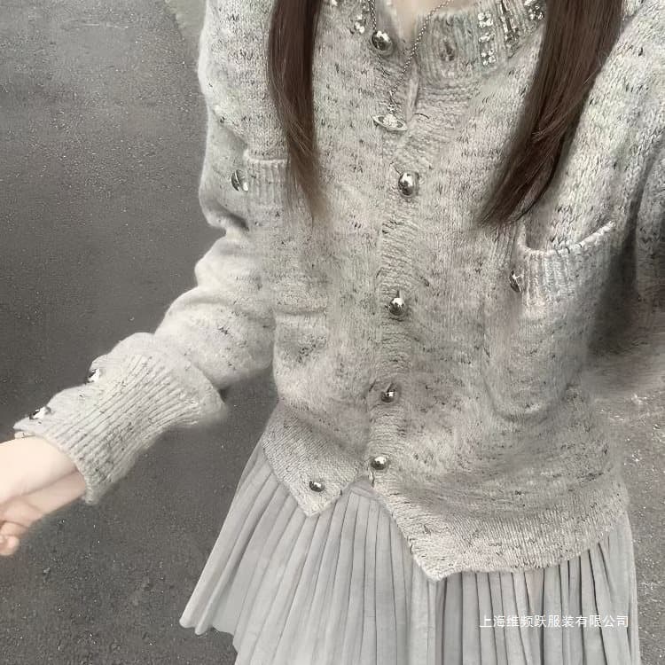 2025 Autumn Fashion Trend: A Stunning Two-Piece Set for Petite Women - Gray Knit Sweater and Pleated Skirt