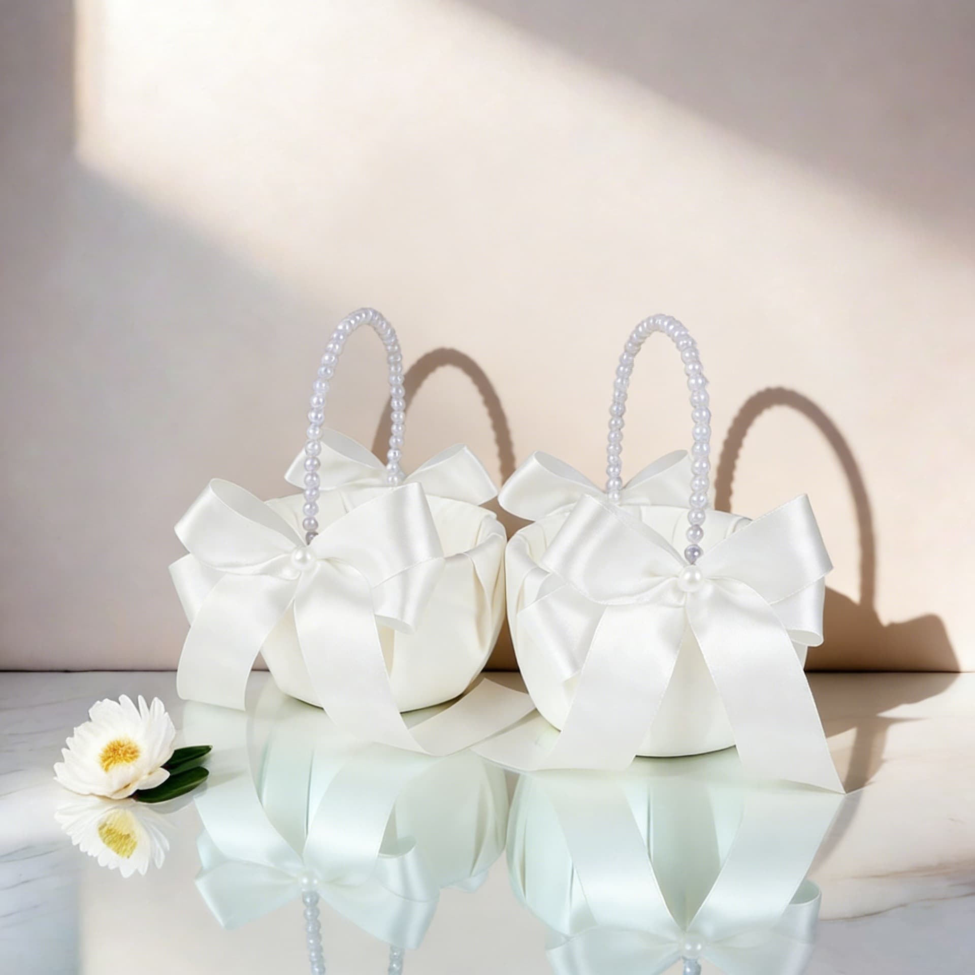 Western wedding cross-border Amazon best-selling white flower girl hand-held flower basket with bow decoration folding pearl handle
