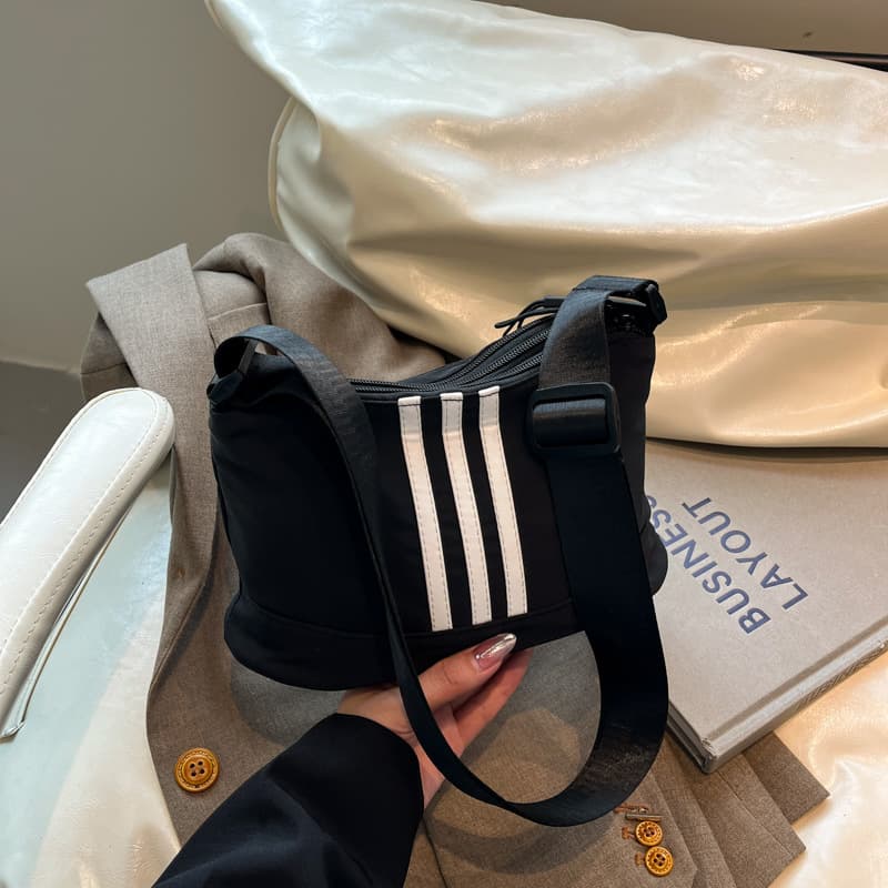 Summer large-capacity sports style small square bag for women 2024 new trendy fashion shoulder bag trendy texture crossbody bag