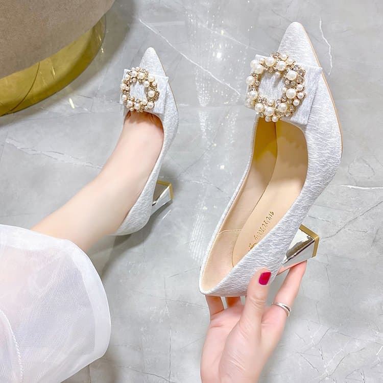 2026 Summer New Pointed Toe Chunky Heel Shoes with Shallow Mouth Pearl Buckle Patent Leather Women's Fashion Bridesmaid Banquet Shoes Wholesale