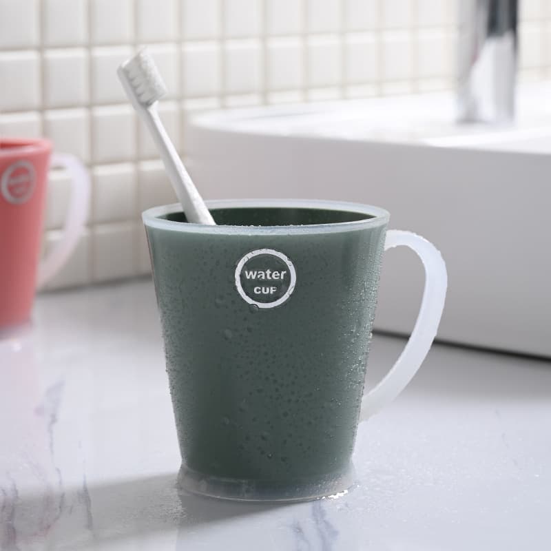 Simple brushing cup plastic cup large wash cup with handle household cup couple toothbrush cup