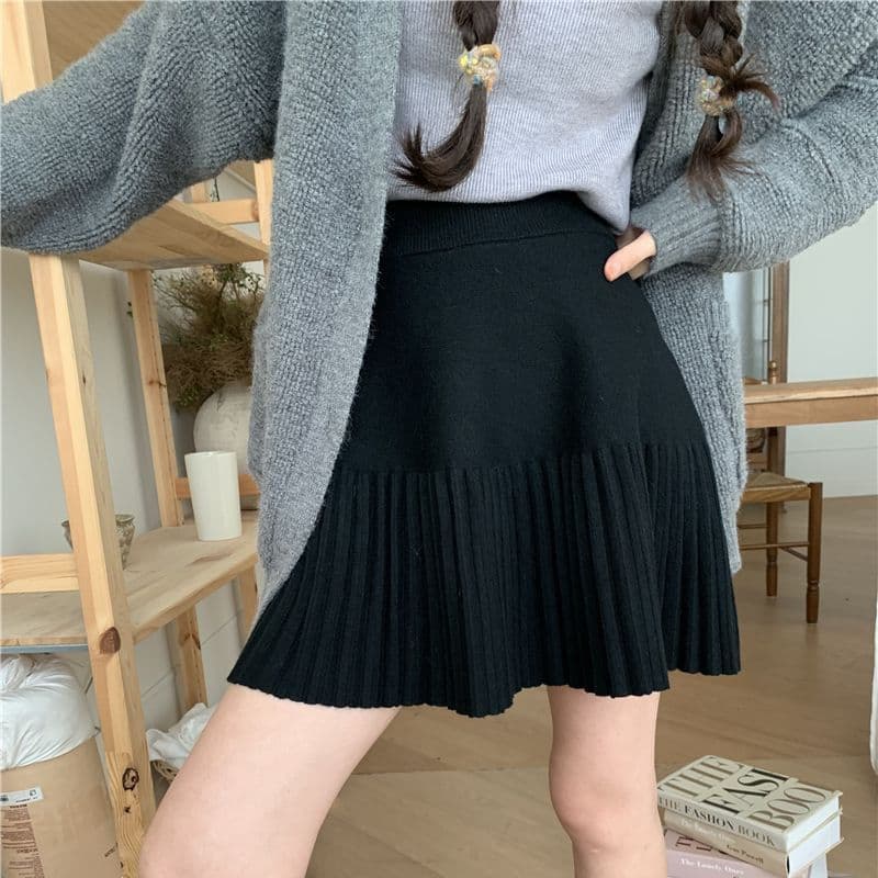 2025 Korean Drama Style Pleated Skirt for Women - Fashionable, Youthful, Unique Knitted Short Skirt, Slimming, Versatile, New High-Waist Half Skirt