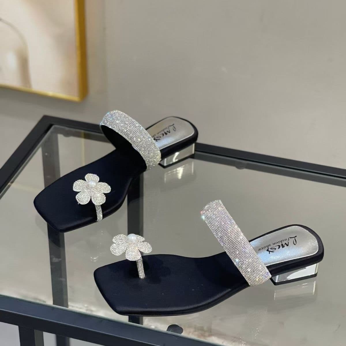 2026 New Export Model Rhinestone Flower Flat Sandals for Women, Fashionable Versatile Light Luxury Style Outdoor Square Toe Slippers