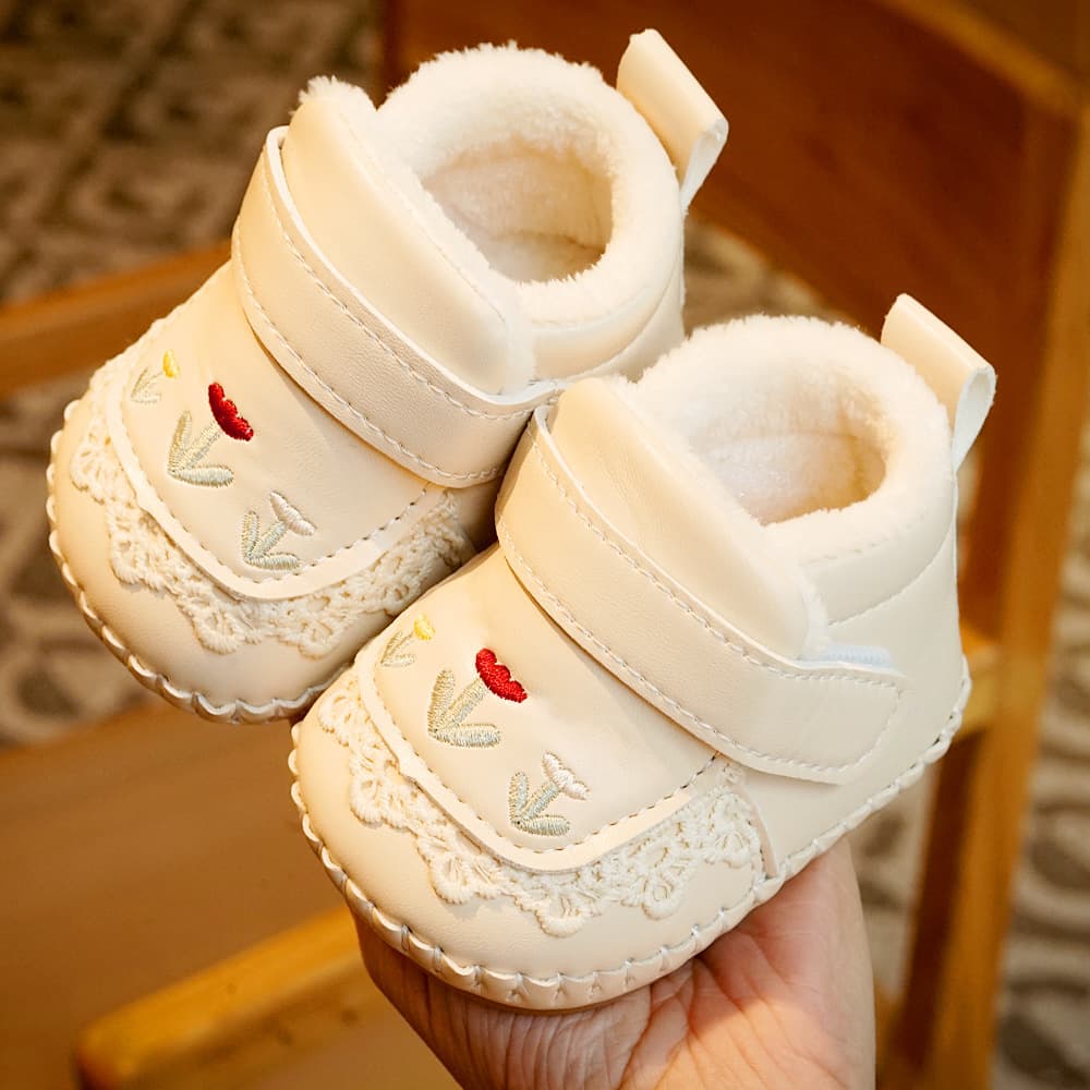 Winter baby shoes, fleece-lined and thickened, beginner baby girl shoes, 0-1 year old soft-soled walking shoes for little princesses.