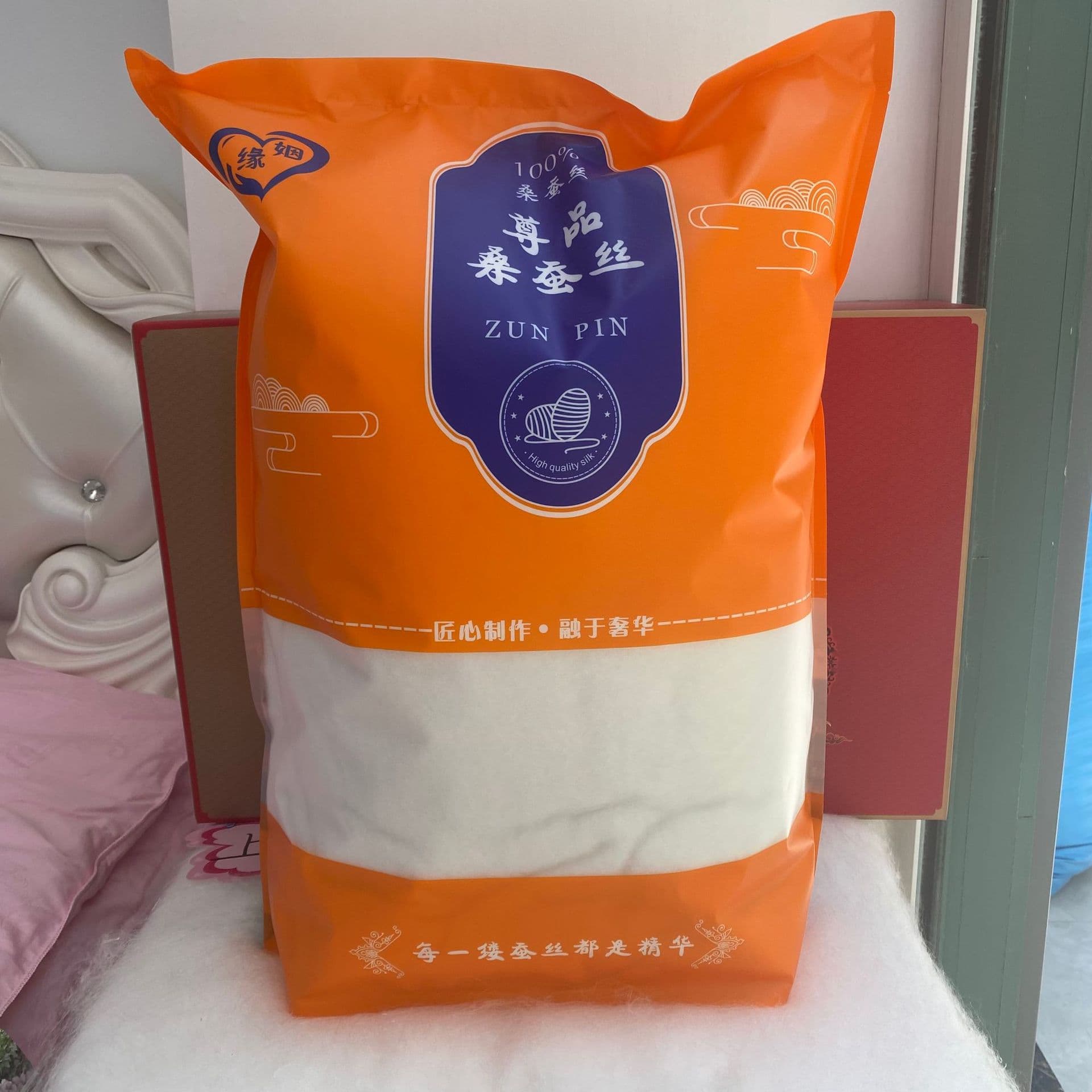 Pure mulberry silk padding, silk raw material wholesale, golden double cocoon silk bare padding, Tongxiang handmade silk quilt core