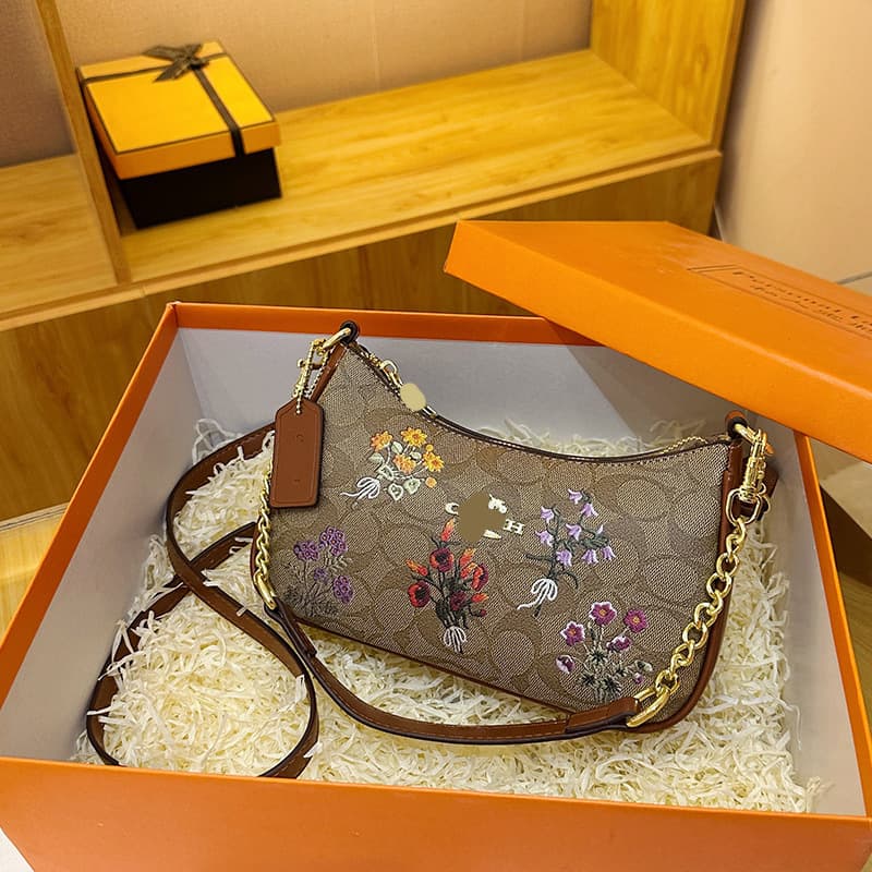 2026 New C-Logo Embroidery Underarm Bag, Luxury Chain Crescent Bag Versatile Shoulder Crossbody Women's Bag Wholesale