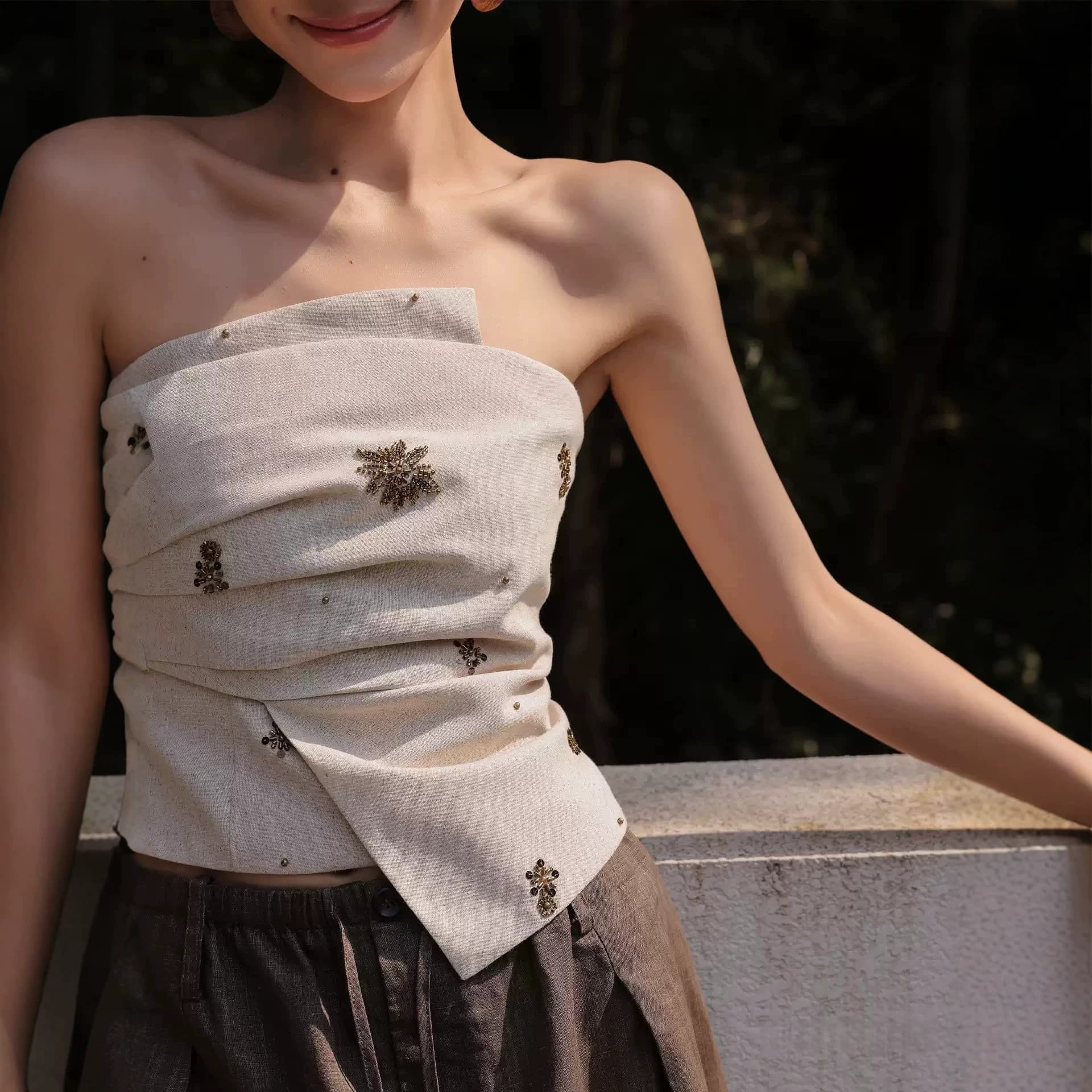 Waist-cinching, pleated, mature-style beaded tube top with irregular hem and versatile top