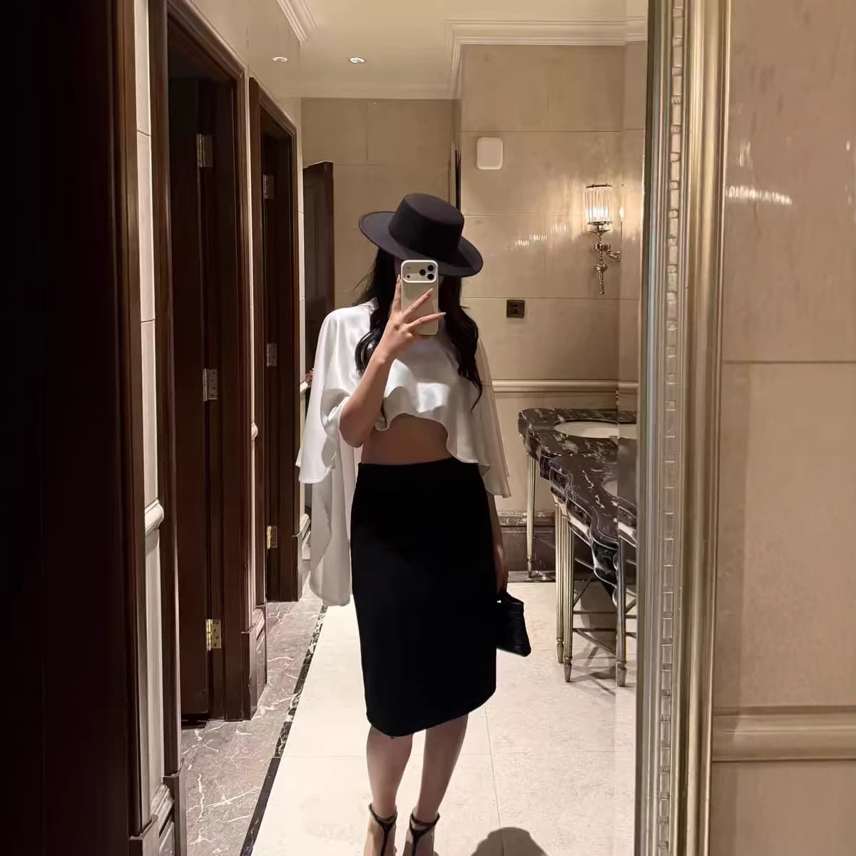 In Stock 2026 Summer "Minimalist Long-Termism" Black/White Two-Color Acetate Satin Texture Short Cape Top