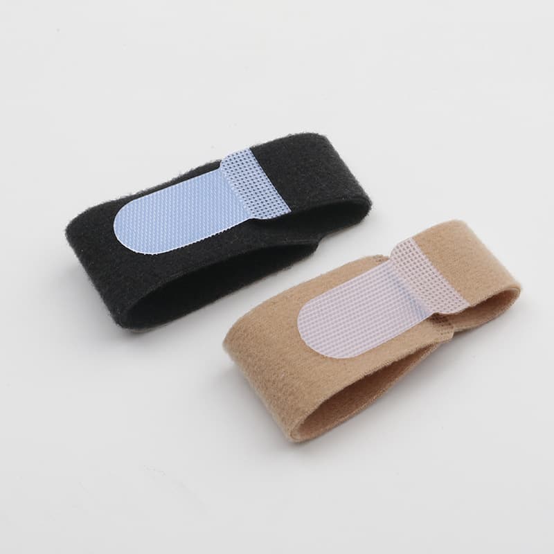 Toe separator for men and women, for day and night use; toe bandages with overlapping layers; bandages for bunions; middle toe stretcher with cloth strips.