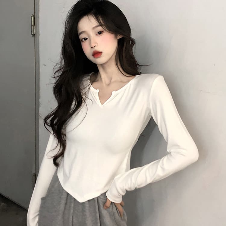 Designer Niche Top Early Autumn 2026 New Slim V-Neck Long Sleeve T-Shirt Women Sweet Spicy White Base Layer Inner Wear