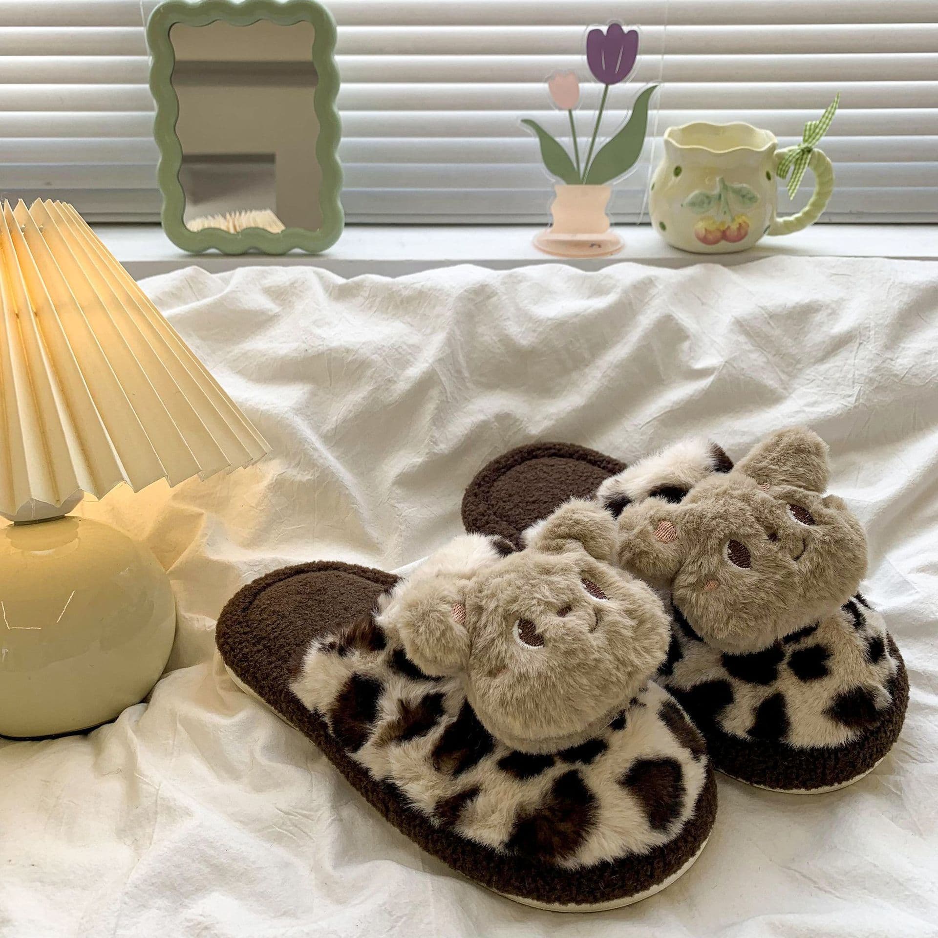Cute and versatile leopard print fluffy slippers for women, new autumn and winter style, non-slip soft sole, closed toe cotton slippers.