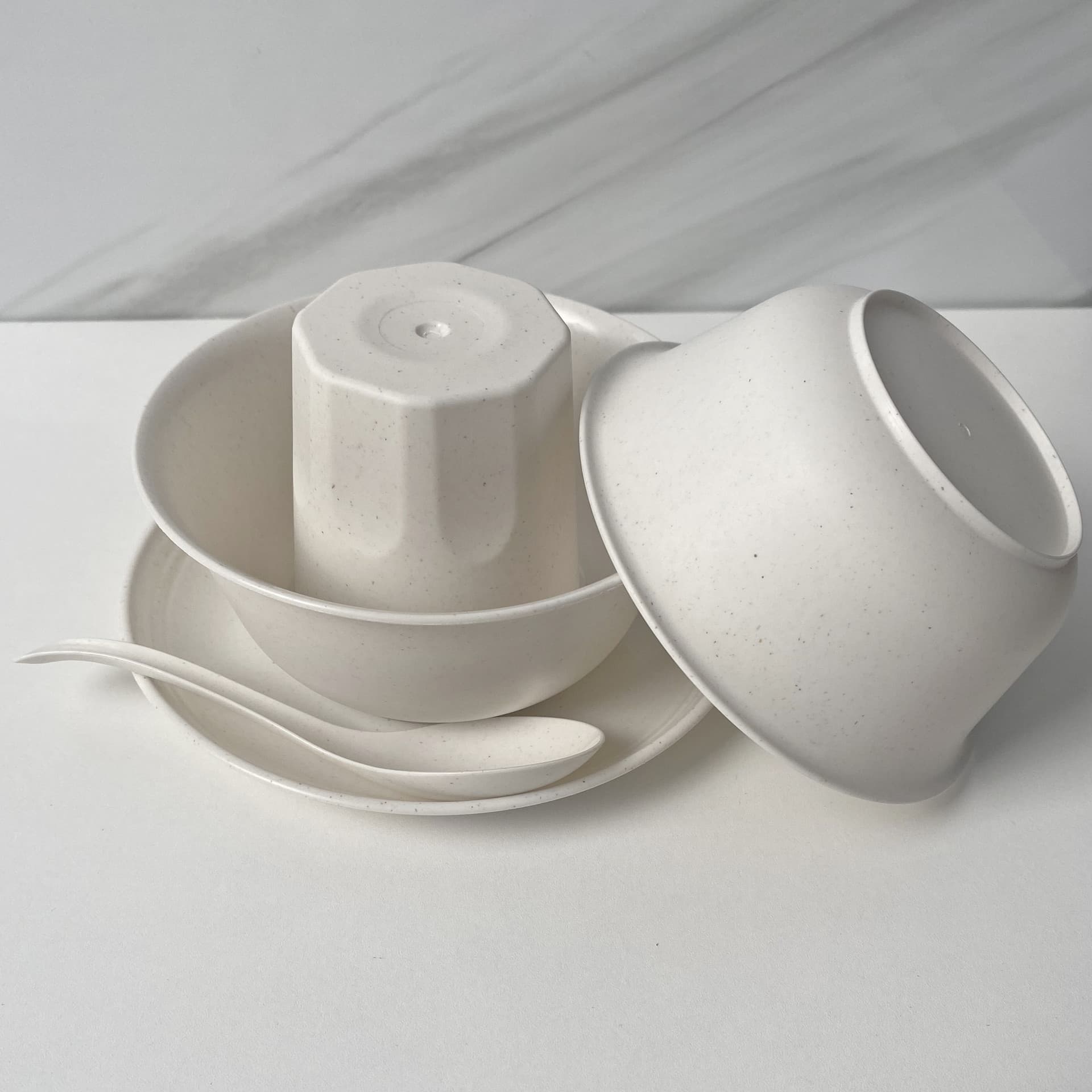 Upgraded and thickened disposable tableware set, plastic bowl, plate, cup, and spoon four-piece set wholesale.