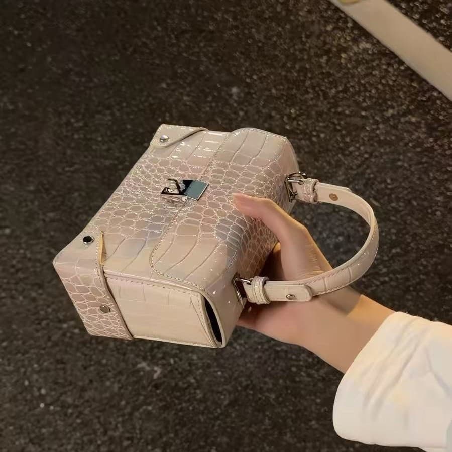 Cross-border popular crocodile pattern handbag for women 2026 fashionable one-shoulder crossbody bag for women high-end chain small square bag