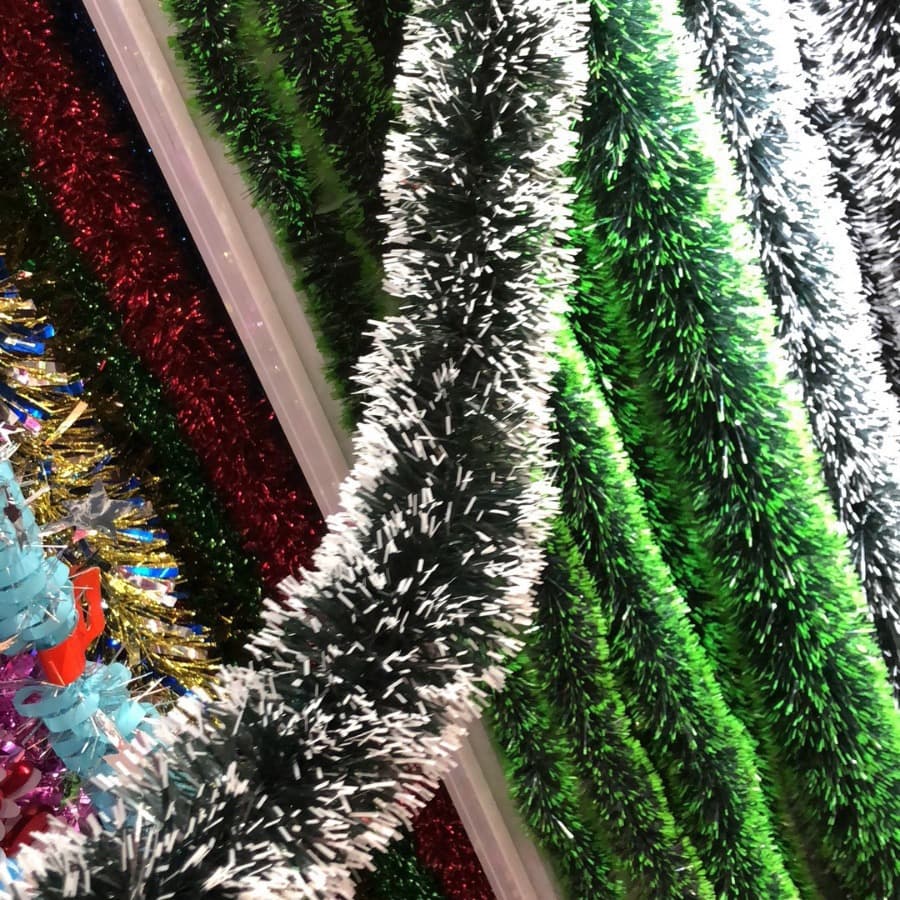 Amazon new style dark green with white edge striped fuzzy strips for wedding and holiday party decoration, atmosphere decor props