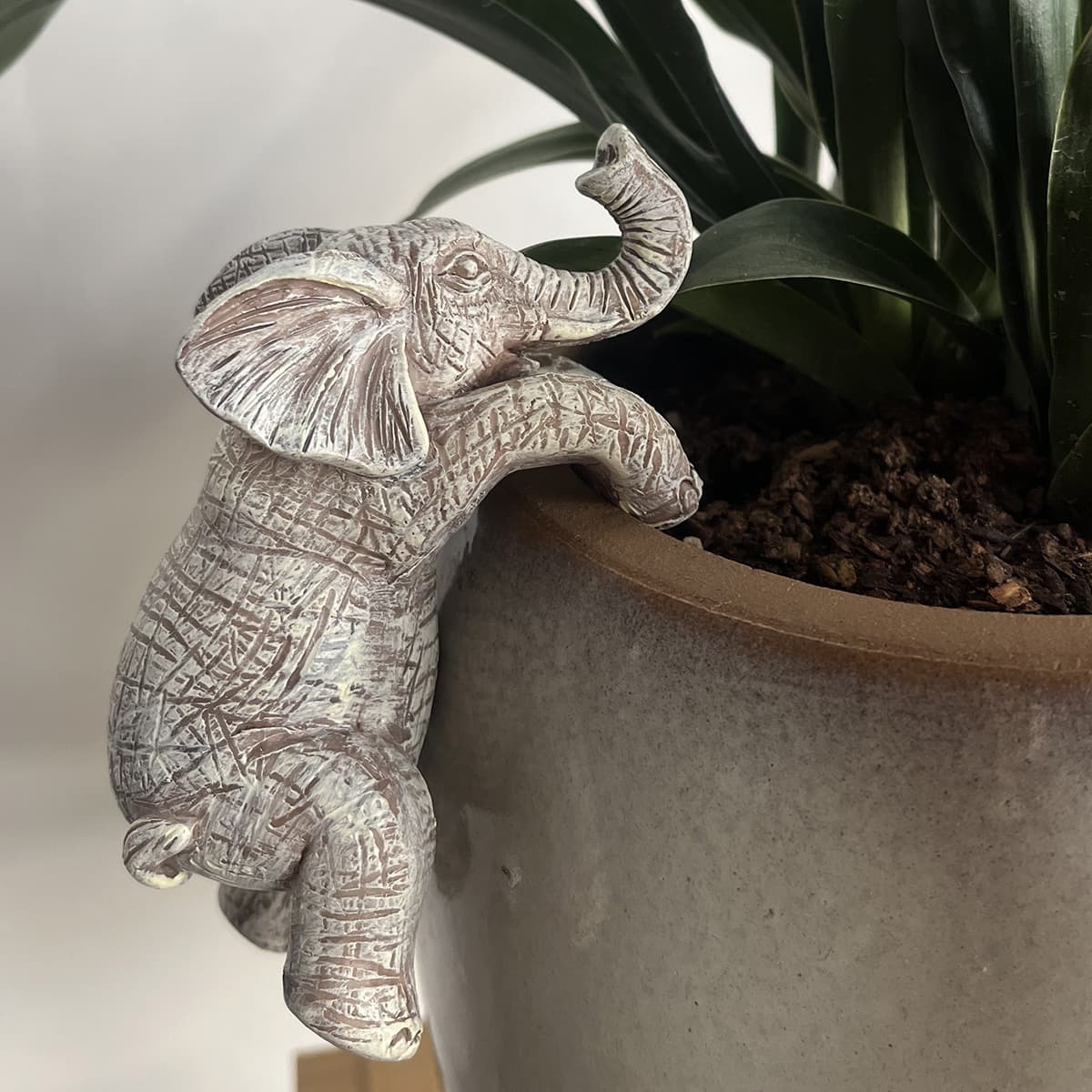 Cross-border Creative Little Elephant Animal Statue Resin Craft Cup Hanging Elephant Statue Ornament Toy Handmade Factory Wholesale